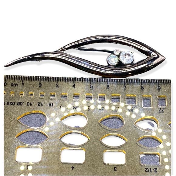 Black metal eye shaped brooch with 3 rhinestones intact - Picture 3 of 10